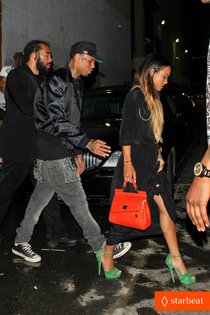 Крис Браун и его девушка Карруче Тран покидают афтепати «BET Awards»: chris-brown-karreuche-tran-bet-awards-2013-after-party-01_Starbeat.ru