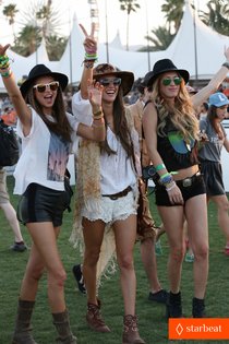 Алессандра Амбросио и Джейми Мазур на фестивале «Коачелла»: miranda-kerr-alessandra-ambrosio-coachella-modeling-babes-01_Starbeat.ru