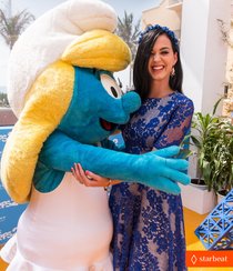 «Смурфики 2»: Кэти Перри и ее персонаж Смурфетта на фотоколле: katy-perry-neil-patrick-harris-smurfs-2-at-summer-of-sony-11_Starbeat.ru
