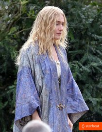 Кейт Уинслет и Алан Рикман на съемках фильма «A Little Chaos»: kate-winslet-a-little-chaos-set-with-alan-rickman-06_Starbeat.ru