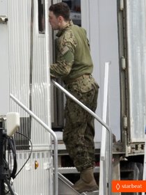 Аарон Тейлор-Джонсон на съемках фильма «Годзилла»: aaron-taylor-johnson-military-uniform-on-godzilla-set-01_Starbeat.ru