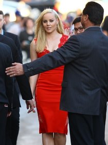 Эбби Корниш в Голливуде на шоу Джимми Киммела: abbie-cornish-amazing-in-red-dress-at-jimmy-kimmel-live-2014--01_Starbeat.ru