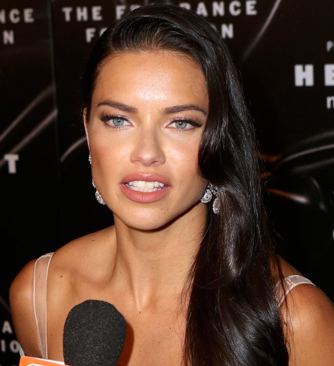 Адриана Лима с открытым ртом на «Fragrance Foundation Awards» в Нью-Йорке 2016: adriana-lima-3_Starbeat.ru