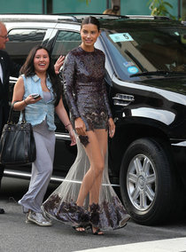 Адриана Лима прибыла на церемонию «CFDA Fashion Awards»: adriana-lima-in-hot-dress-at-cfda-2013-fashion-awards--01_Starbeat.ru