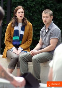 Мэнди Мур и Бен МакКензи на съемочной площадке фильма «Адвокаты»: ben-mckenzie-mandy-moore-the-advocates-pilot-set-01_Starbeat.ru
