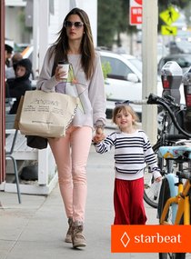 Увеличить фото alessandra-ambrosio-fred-segal-shopper-01_Starbeat.ru Звёздные дети: Алессандра Амбросио с дочкой Аней и сыном Ноа: alessandra-ambrosio-fred-segal-shopper-01_Starbeat.ru