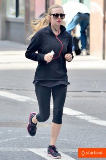 Аманда Сейфрид на пробежке вокруг Юнион-сквер (Нью-Йорк): amanda-seyfried-early-morning-jog-in-union-square-01_Starbeat.ru
