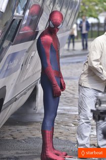 «Новый Человек-паук 2»: Эндрю Гарфилд на съемочной площадке: andrew-garfield-paul-giamatti-spider-man-2-stunt-scenes-01_Starbeat.ru