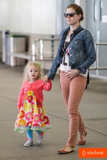 Эми Адамс с женихом Дарреном Ле Галло и дочкой Авианой в Канаде: amy-adams-big-eyes-gets-new-cast-member-01_Starbeat.ru