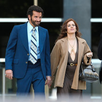 «Суета по-американски»: съемки фильма с Брэдли Купером и Эми Адамс: amy-adams-filming-american-hustle-in-boston--01_Starbeat.ru