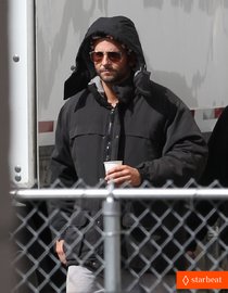 На съемочной площадке: Брэдли Купер в бигудях: bradley-cooper-hair-rollers-on-untitled-david-o-russell-abscam-project-01_Starbeat.ru