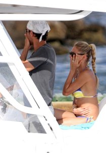 Анна Курникова и Энрике Иглесиас на яхте в Майами: anna-kournikova---wearing-a-bikini-on-a-boat-in-miami--08_Starbeat.ru