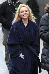 Съемки сериала «Дневники Кэрри» в Нью-Йорке: Аннасофия Робб: AnnaSophia-Robb---The-Carrie-Diaries-Set-in-NYC-10_Starbeat.ru