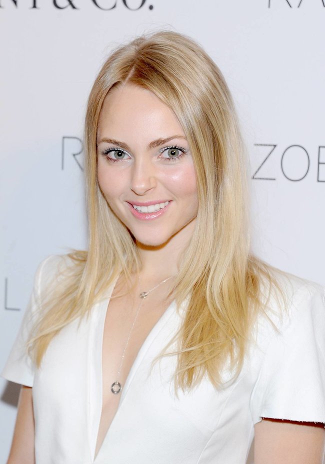 Аннасофия Робб на вечеринке «Living In Style: Inspiration and Advice for Everyday Glamour» в Нью-Йорке: annasophia-robb-3_Starbeat.ru