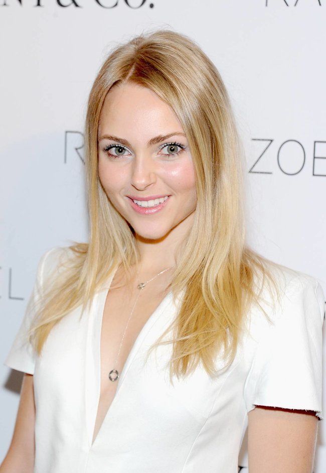 Аннасофия Робб на вечеринке «Living In Style: Inspiration and Advice for Everyday Glamour» в Нью-Йорке: annasophia-robb-5_Starbeat.ru