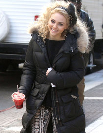 Аннасофия Робб: съемки сериала «Дневники Кэрри»: AnnaSophia-Robb---The-Carrie-Diaries-Set-photos-01_Starbeat.ru