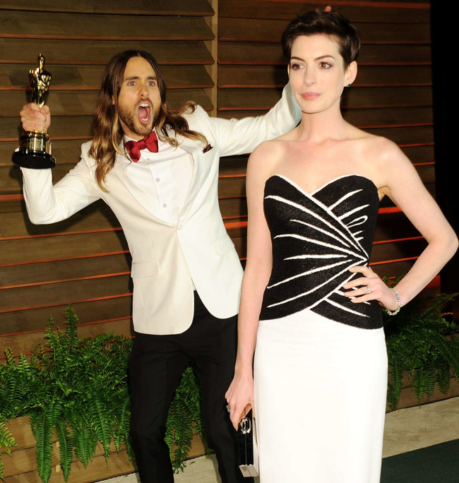 Энн Хэтэуэй и Джаред Лето на пост-оскаровской вечеринке «Vanity Fair»: anne-hathaway-oscar-2014---vanity-fair-party--01_Starbeat.ru