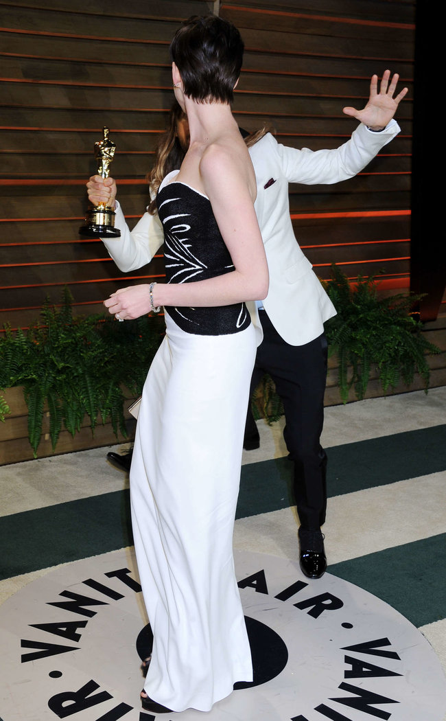 Энн Хэтэуэй и Джаред Лето на пост-оскаровской вечеринке «Vanity Fair»: anne-hathaway-oscar-2014---vanity-fair-party--04_Starbeat.ru