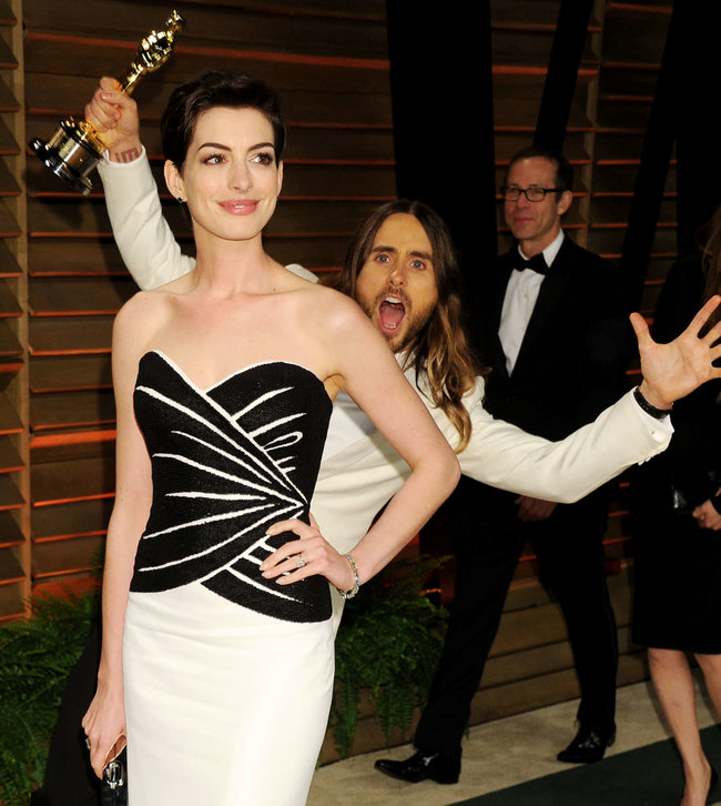 Энн Хэтэуэй и Джаред Лето на пост-оскаровской вечеринке «Vanity Fair»: anne-hathaway-oscar-2014---vanity-fair-party--08_Starbeat.ru