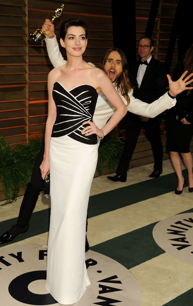 Энн Хэтэуэй и Джаред Лето на пост-оскаровской вечеринке «Vanity Fair»: anne-hathaway-oscar-2014---vanity-fair-party--12_Starbeat.ru