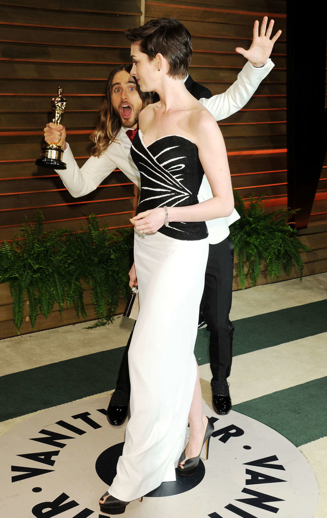 Энн Хэтэуэй и Джаред Лето на пост-оскаровской вечеринке «Vanity Fair»: anne-hathaway-oscar-2014---vanity-fair-party--16_Starbeat.ru