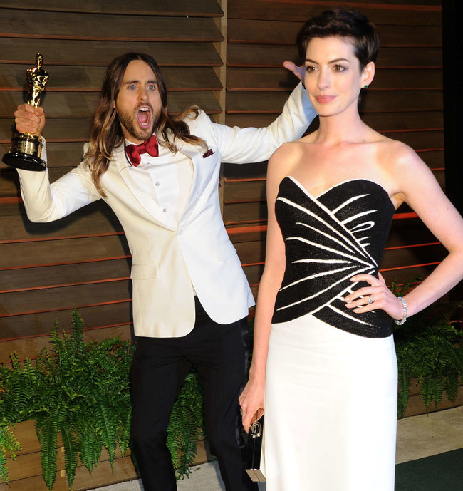 Энн Хэтэуэй и Джаред Лето на пост-оскаровской вечеринке «Vanity Fair»: anne-hathaway-oscar-2014---vanity-fair-party--17_Starbeat.ru
