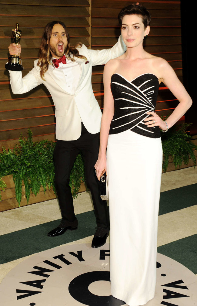 Энн Хэтэуэй и Джаред Лето на пост-оскаровской вечеринке «Vanity Fair»: anne-hathaway-oscar-2014---vanity-fair-party--18_Starbeat.ru