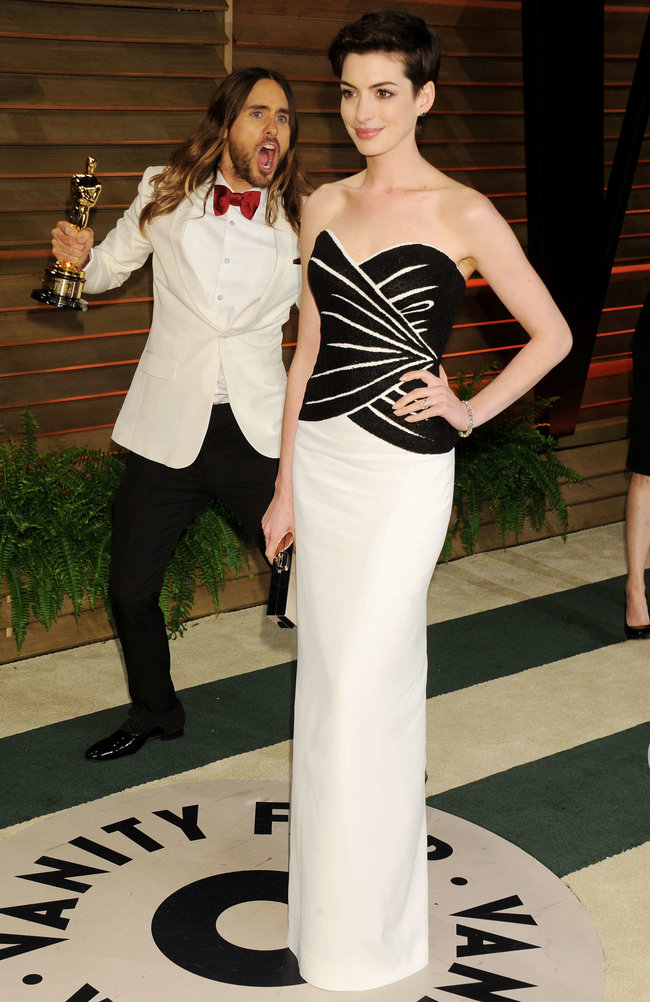 Энн Хэтэуэй и Джаред Лето на пост-оскаровской вечеринке «Vanity Fair»: anne-hathaway-oscar-2014---vanity-fair-party--19_Starbeat.ru