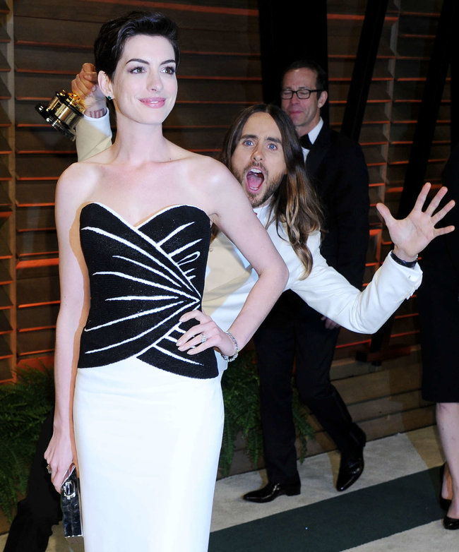 Энн Хэтэуэй и Джаред Лето на пост-оскаровской вечеринке «Vanity Fair»: anne-hathaway-oscar-2014---vanity-fair-party--20_Starbeat.ru