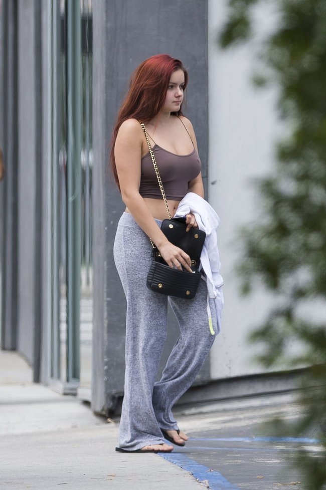 Ариэль Уинтер ищет булочки в Западном Голливуде: ariel-winter-16-1_Starbeat.ru