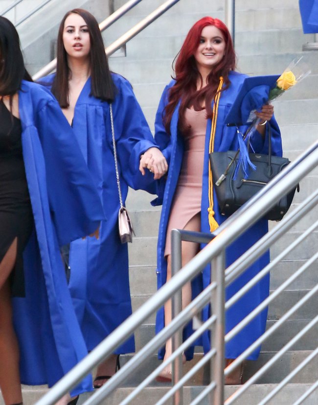 Ариэль Уинтер стала взрослой — теперь можно подержаться за сигару: ariel-winter-11-2_Starbeat.ru