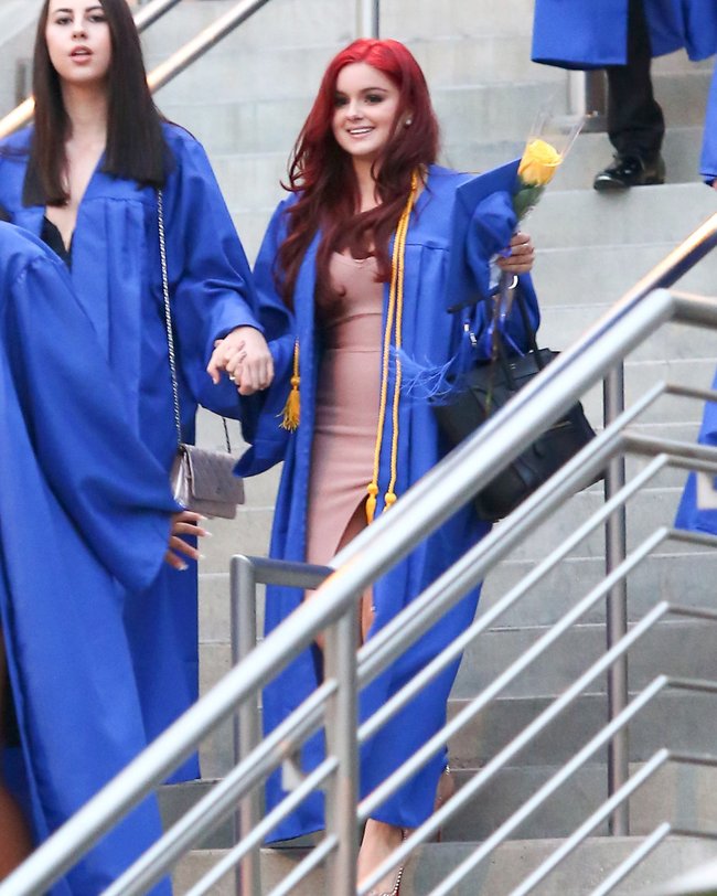 Ариэль Уинтер стала взрослой — теперь можно подержаться за сигару: ariel-winter-12-2_Starbeat.ru
