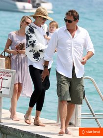 Ума Турман с дочкой Луной и возлюбленным в Сан-Тропе: uma-thurman-family-boat-trip-in-saint-tropez-01_Starbeat.ru