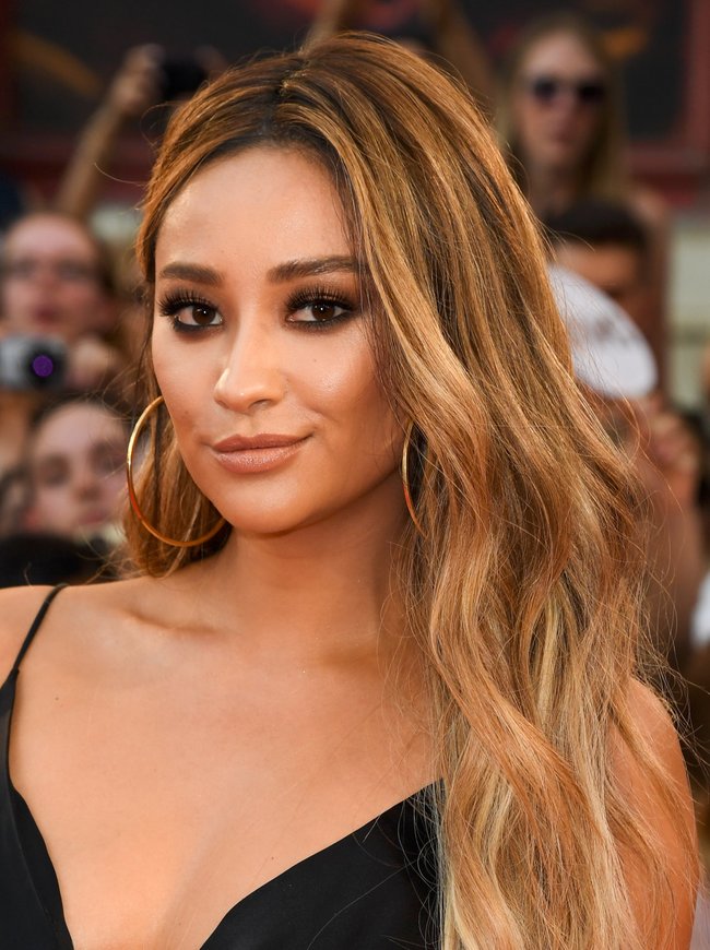 Эшли Бенсон и Шей Митчелл потоптались на красном ковре «MuchMusic Video Awards» в Торонто: shay-mitchell-6_Starbeat.ru