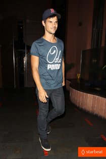 Тэйлор Лотнер и Эшли Бенсон около ресторана «Fogo de Chao»: taylor-lautner-ashley-benson-fogo-de-chao-friday-dinner-01_Starbeat.ru