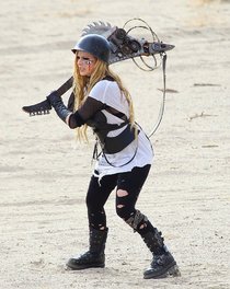 Аврил Лавин на съемках видеоклипа «Rock N’ Roll», Палмдейл: avril-lavigne---filming-her-video-rock-n-roll-in-palmdale--01_Starbeat.ru