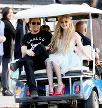 Аврил Лавин и ее жених Чад Крюгер на съемках клипа «Here’s to Never Growing Up»: avril-lavigne---heres-to-never-growing-up-music-video-set-candids-in-la--04_Starbeat.ru