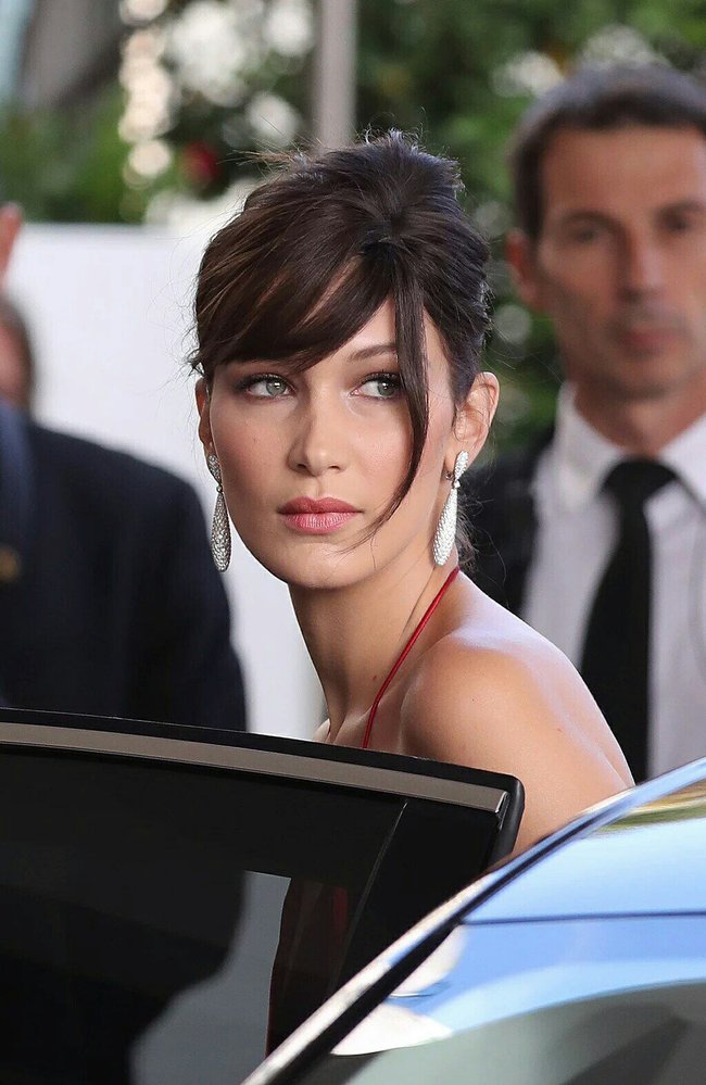 Почти голая Белла Хадид на премьере «La Fille Inconnue» в Каннах: bella-hadid-7-1_Starbeat.ru
