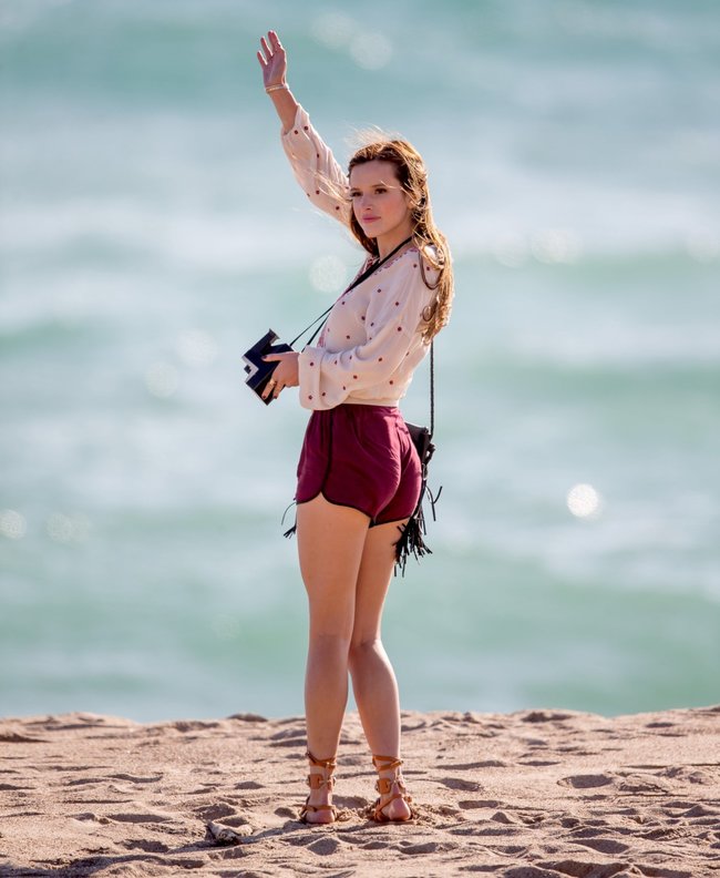 Фото Беллы Торн на съёмках фильма «You Get Me» в Лос-Анджелесе: bella-thorne-22-1_Starbeat.ru