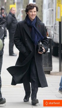 Съемки сериала «Шерлок»: Бенедикт Камбербэтч и Мартин Фримен: benedict-cumberbatch-sherlock-set-with-martin-freeman-01_Starbeat.ru