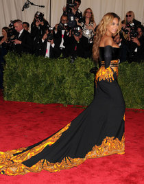 Бейонсе на «Met Gala 2013» в Нью-Йорке: beyonce---2013-met-gala--01_Starbeat.ru