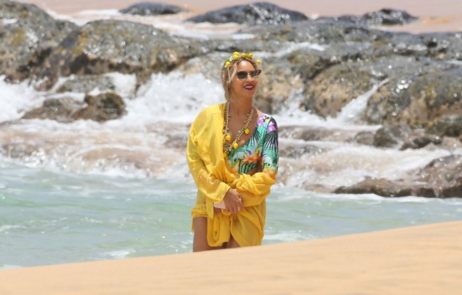 Бабушка Бейонсе и Джей Зи где-то на Гавайях: beyonce-1_Starbeat.ru