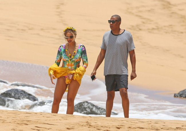 Бабушка Бейонсе и Джей Зи где-то на Гавайях: beyonce-3_Starbeat.ru