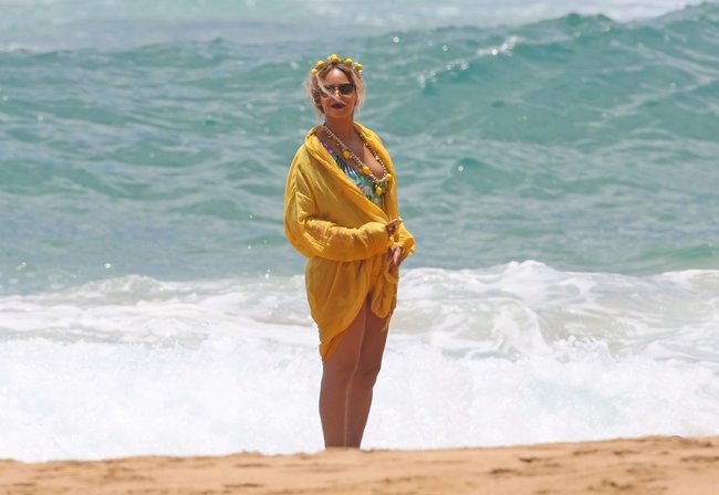 Бабушка Бейонсе и Джей Зи где-то на Гавайях: beyonce-4_Starbeat.ru
