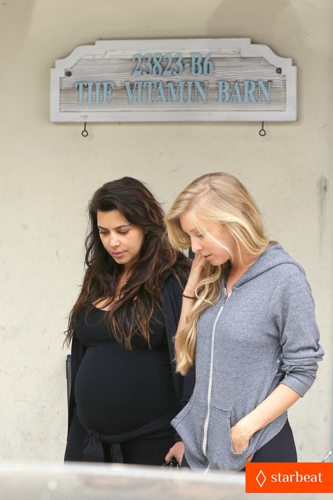 Увеличить фото pregnant-kim-kardashian-natural-glow-at-the-vitamins-barn-05_Starbeat.ru Беременная Ким Кардашьян без макияжа: съемки сериала «Семейство Кардашьян»: pregnant-kim-kardashian-natural-glow-at-the-vitamins-barn-05_Starbeat.ru