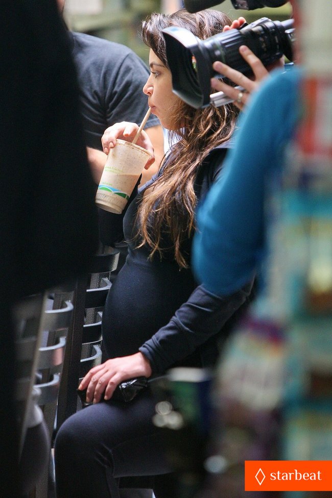 Увеличить фото pregnant-kim-kardashian-natural-glow-at-the-vitamins-barn-11_Starbeat.ru Беременная Ким Кардашьян без макияжа: съемки сериала «Семейство Кардашьян»: pregnant-kim-kardashian-natural-glow-at-the-vitamins-barn-11_Starbeat.ru