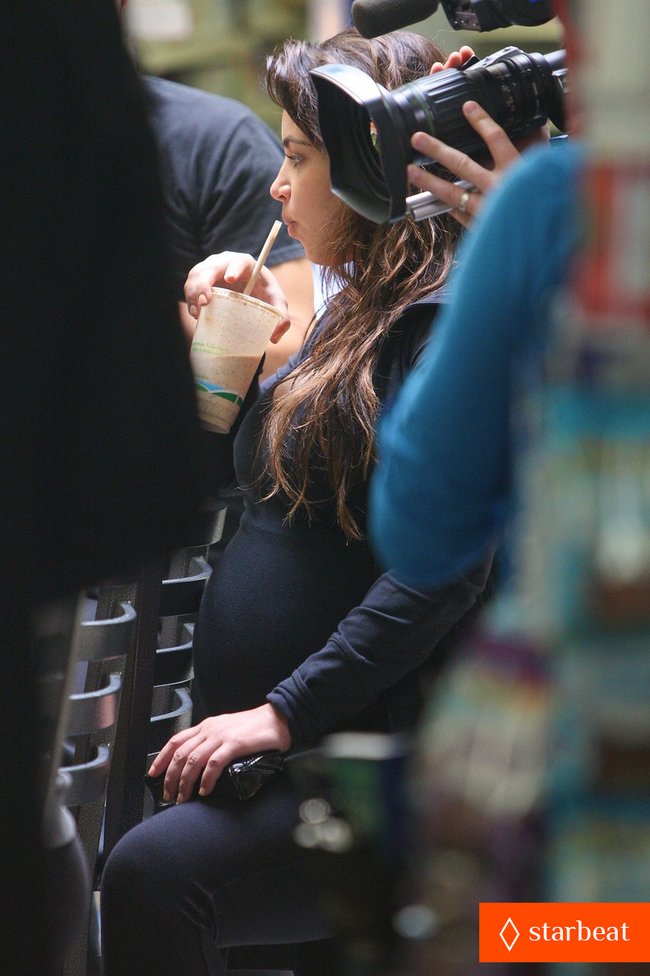 Увеличить фото pregnant-kim-kardashian-natural-glow-at-the-vitamins-barn-13_Starbeat.ru Беременная Ким Кардашьян без макияжа: съемки сериала «Семейство Кардашьян»: pregnant-kim-kardashian-natural-glow-at-the-vitamins-barn-13_Starbeat.ru