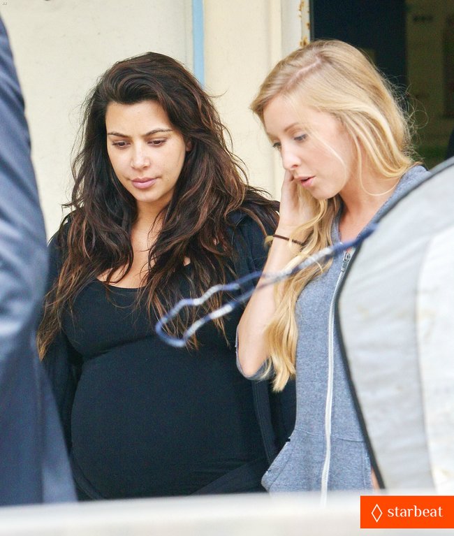 Увеличить фото pregnant-kim-kardashian-natural-glow-at-the-vitamins-barn-15_Starbeat.ru Беременная Ким Кардашьян без макияжа: съемки сериала «Семейство Кардашьян»: pregnant-kim-kardashian-natural-glow-at-the-vitamins-barn-15_Starbeat.ru