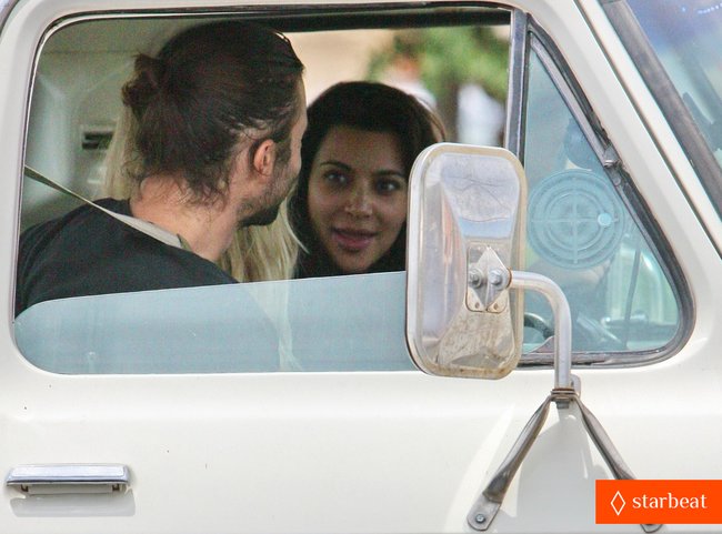 Увеличить фото pregnant-kim-kardashian-natural-glow-at-the-vitamins-barn-23_Starbeat.ru Беременная Ким Кардашьян без макияжа: съемки сериала «Семейство Кардашьян»: pregnant-kim-kardashian-natural-glow-at-the-vitamins-barn-23_Starbeat.ru