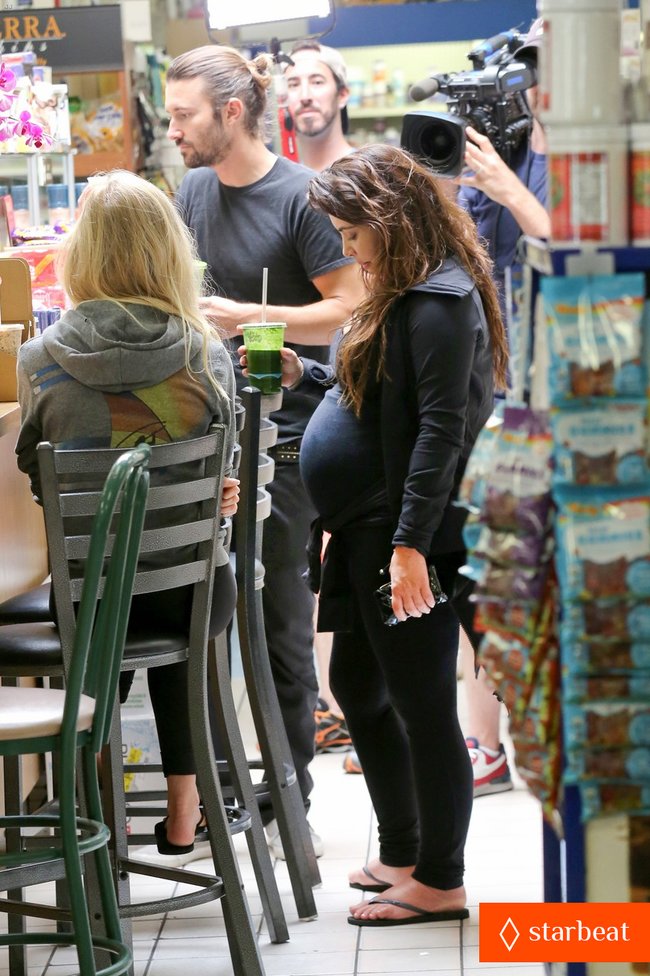 Увеличить фото pregnant-kim-kardashian-natural-glow-at-the-vitamins-barn-28_Starbeat.ru Беременная Ким Кардашьян без макияжа: съемки сериала «Семейство Кардашьян»: pregnant-kim-kardashian-natural-glow-at-the-vitamins-barn-28_Starbeat.ru